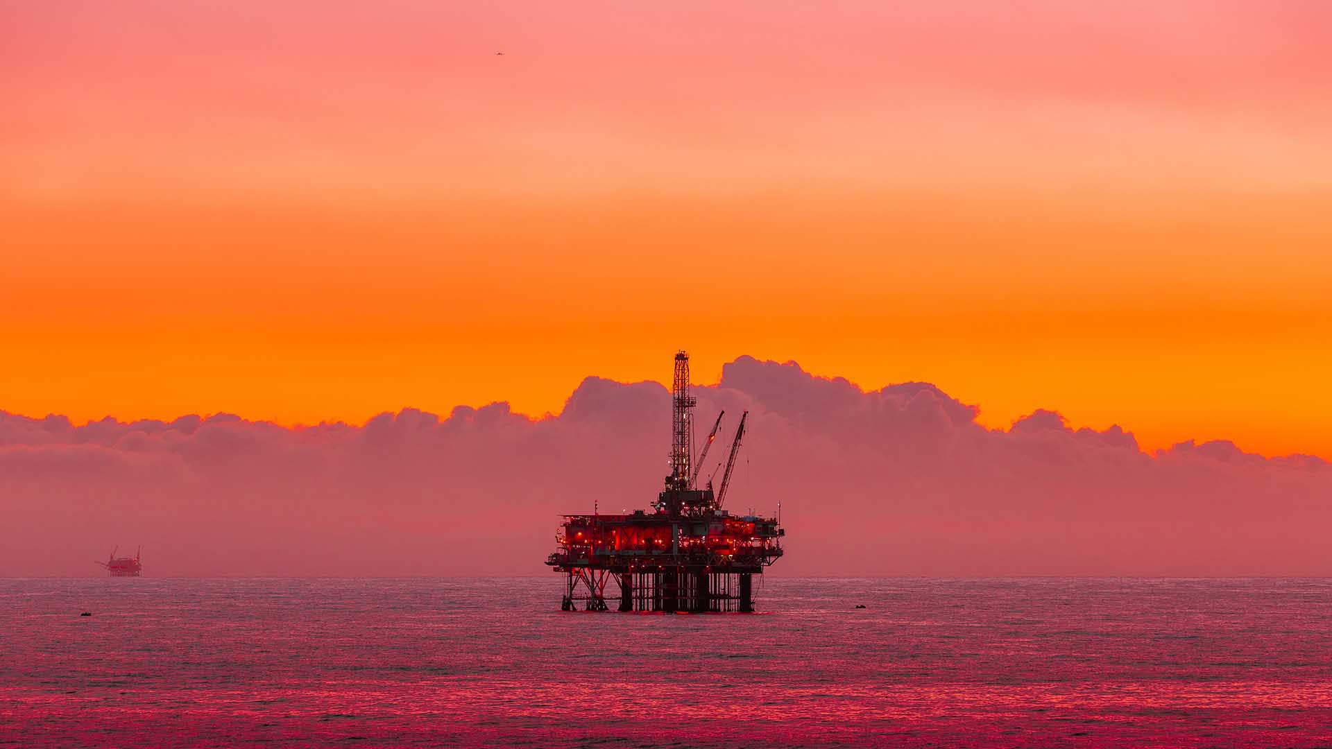 طبق گزارش مک کینزی، یک شرکت نفت و گاز فراساحلی از راهکار نگهداری و تعمیرات پیش‌بینانه برای کاهش ۲۰ درصدی زمان توقف تجهیزات استفاده کرد که منجر به افزایش تولید بیش از ۵۰۰ هزار بشکه نفت در سال شد.